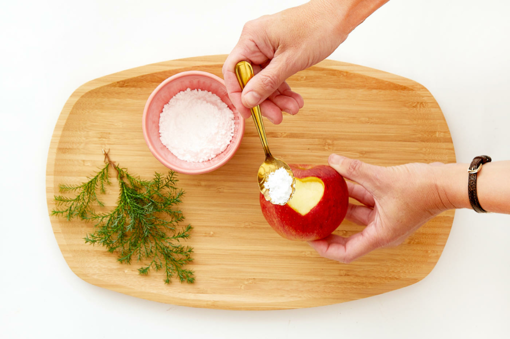 Schritt 3: Äpfel mit Puderzucker bestreuen. Bild: SfE.