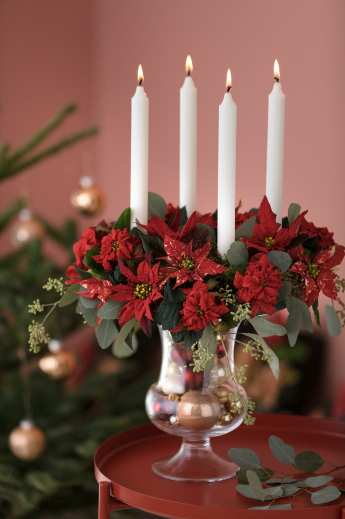 Die Adventskranz-Vase mit Deko und Weihnachtssternen. Bild: SfE.